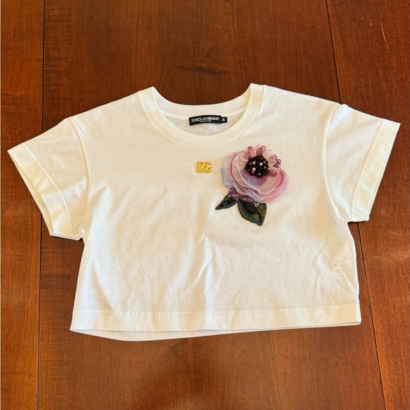 DOLCE AND GABBANA SHORT-SLEEVED FLOWER APPLIQUÉ CROPPED T-SHIRT. - Picture 2 of 4
